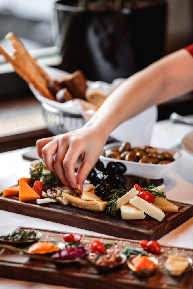 vue-sidce-differents-types-fromage-raisins-secs-miel-plateau-bois